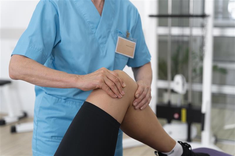 medical-assistant-helping-patient-with-physiotherapy-exercises